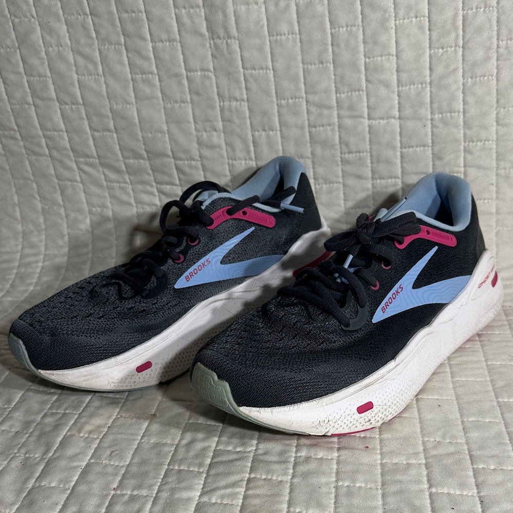 Brooks Ghost Max women's running shoes in the Ebony/Open Air/Lilac Rose colorway
